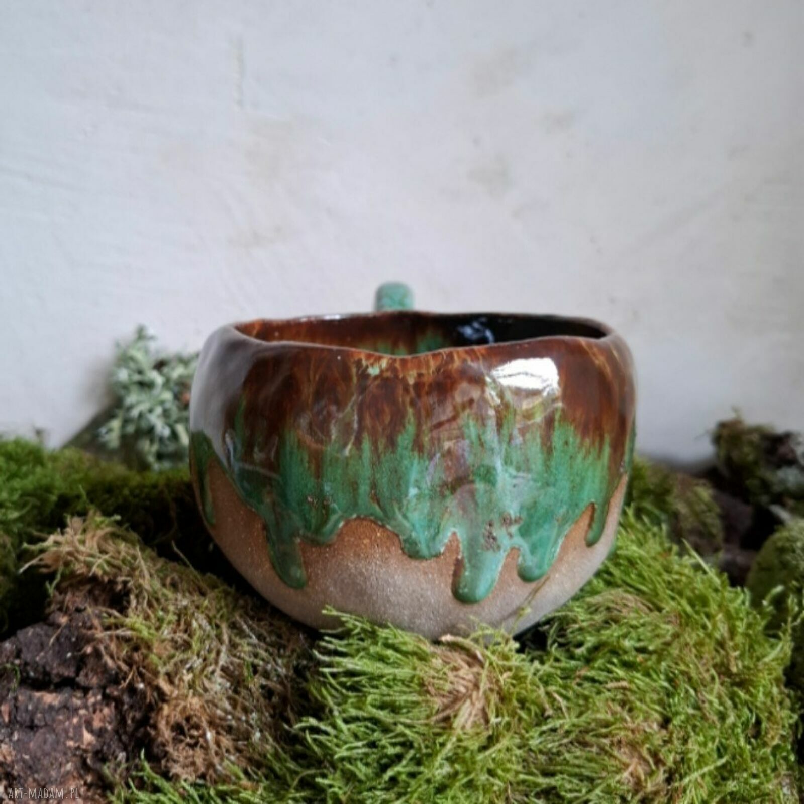 Ręcznie robiony kubek ceramiczny z serduszkiem w środku