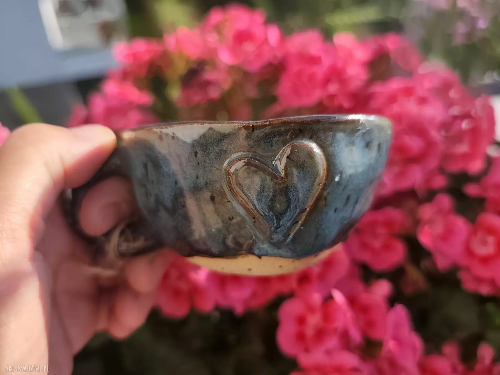 Ręcznie robiony kubek ceramiczny z sercem