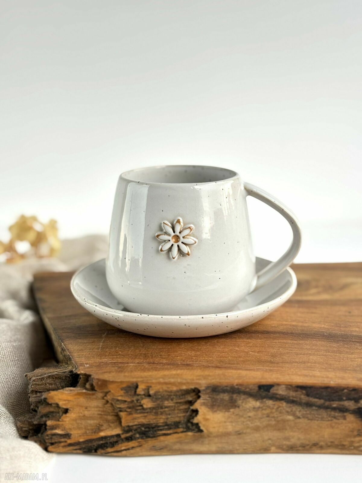 Filiżanka ze spodkiem „Biała stokrotka” - handmade 320 ml