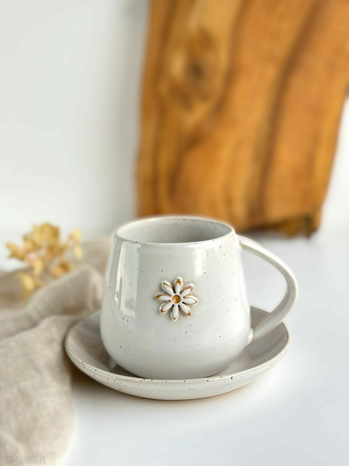 Filiżanka ze spodkiem „Biała stokrotka” - handmade 320 ml