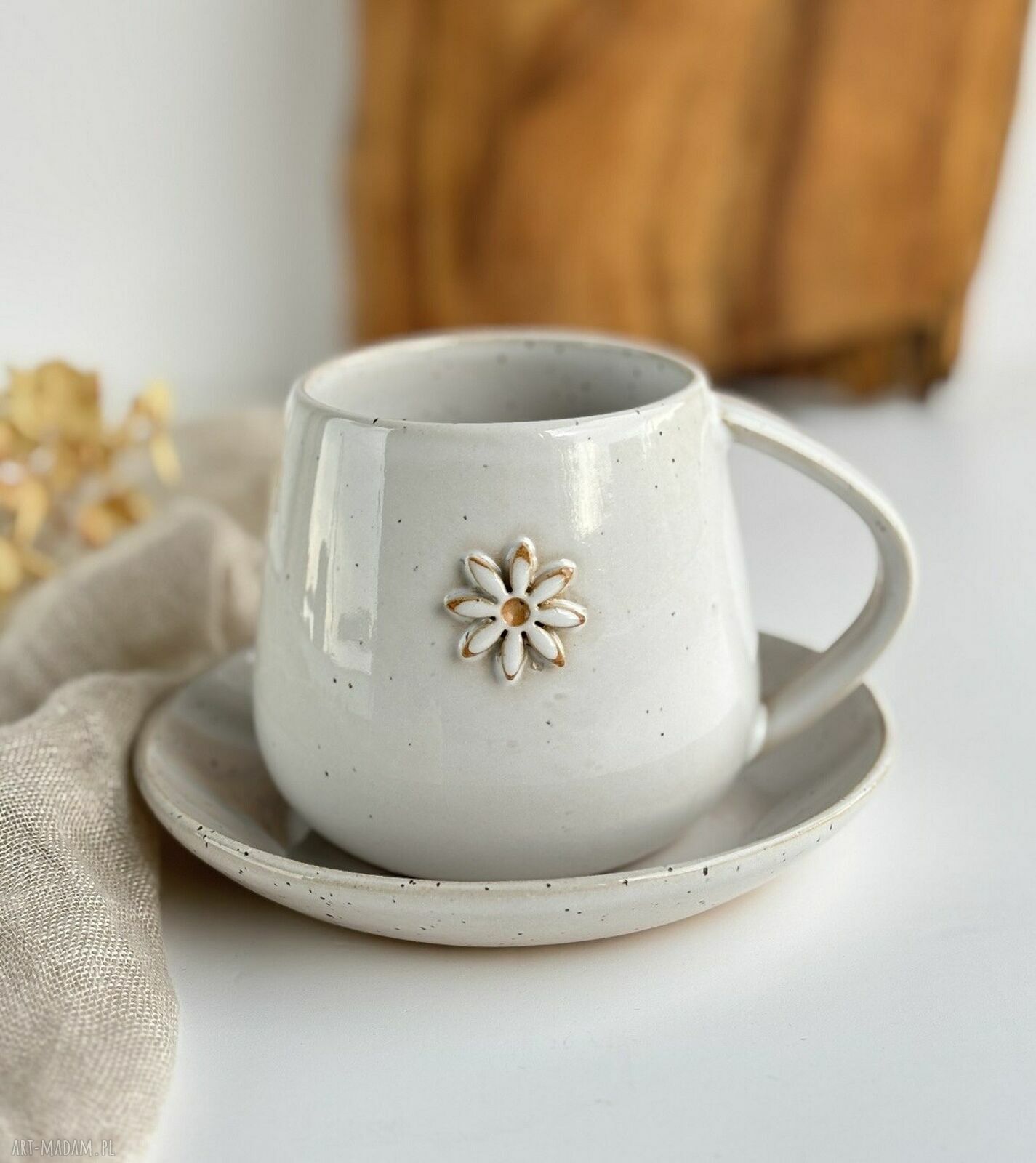 Filiżanka ze spodkiem „Biała stokrotka” - handmade 320 ml