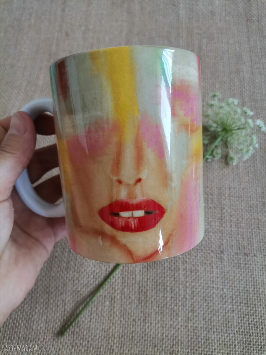 Ręcznie malowany kubek „Kolor kobiety” w kolorze czerwieni - autorski obraz na porcelanie