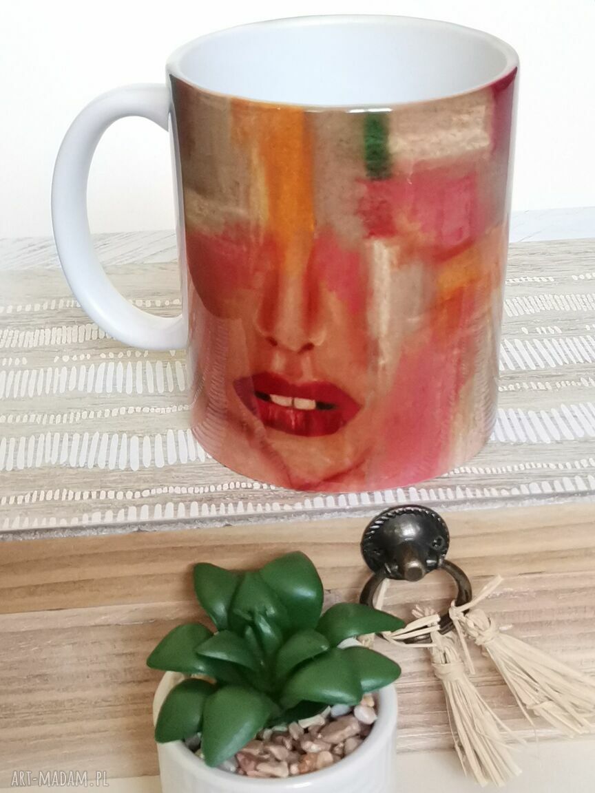 Ręcznie malowany kubek „Kolor kobiety” w kolorze czerwieni - autorski obraz na porcelanie