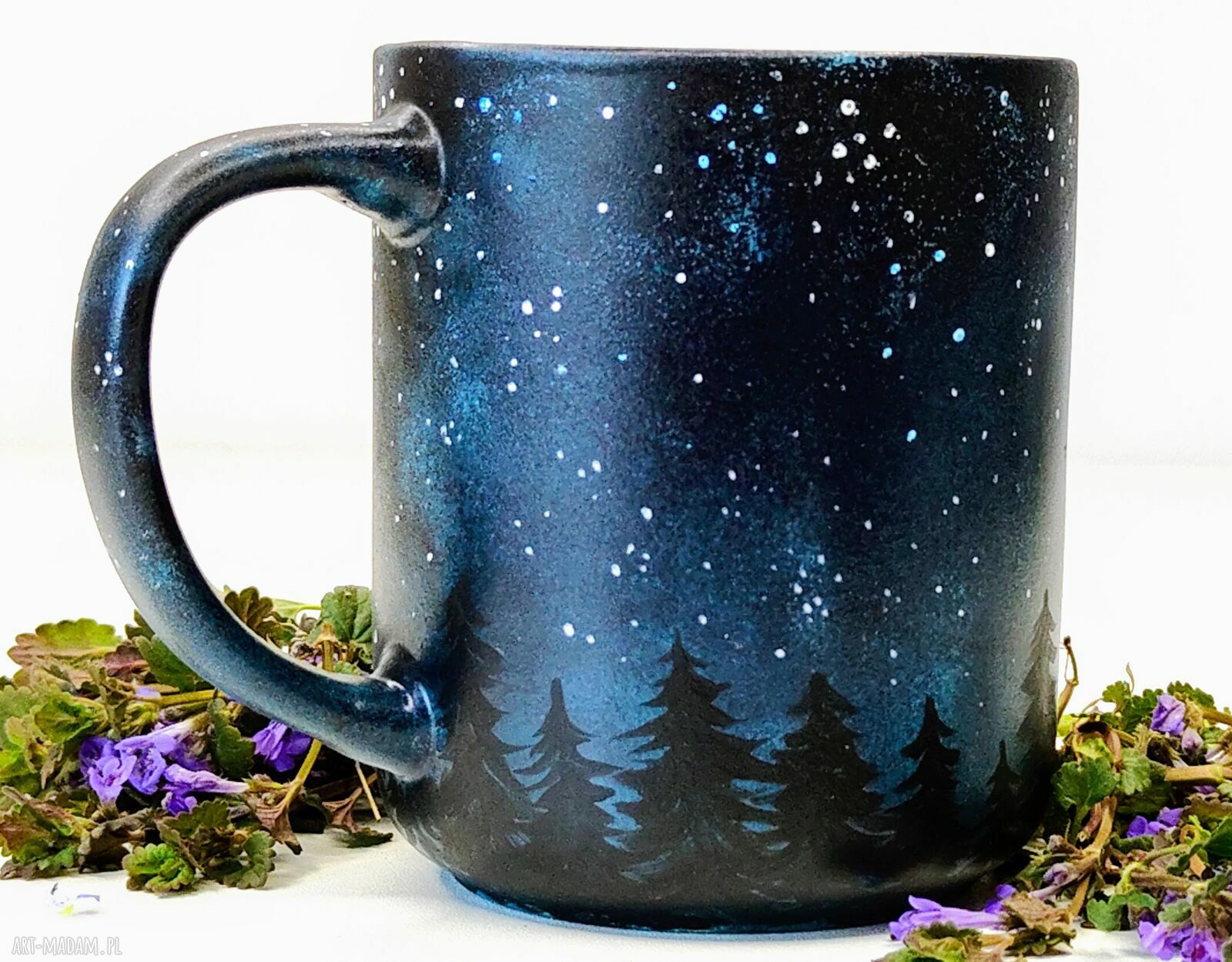 Ręcznie malowany kubek ceramiczny Nocny las i kosmos art Madam.pl