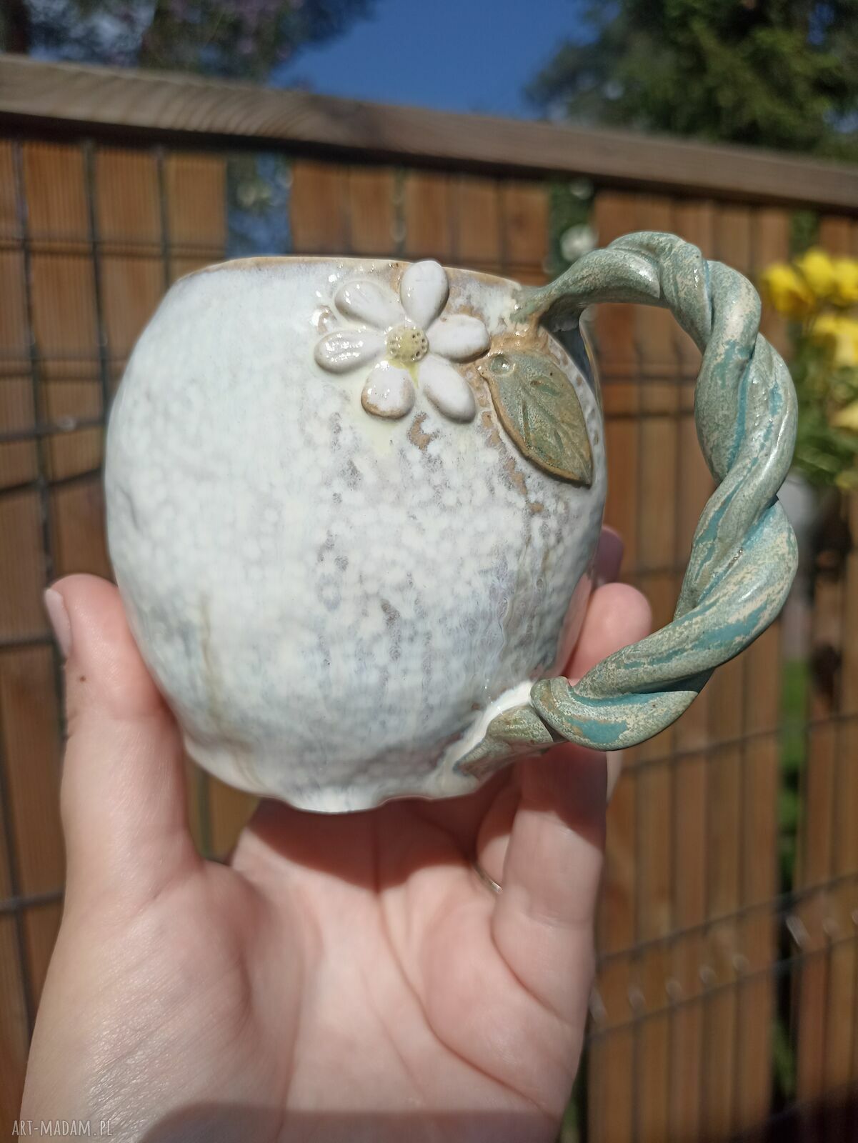 Pękaty kubek ceramiczny z cytryną handmade