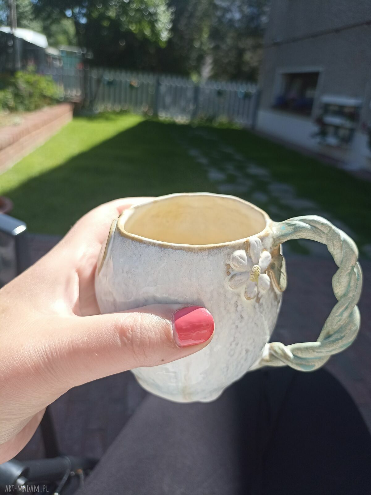 Pękaty kubek ceramiczny z cytryną handmade