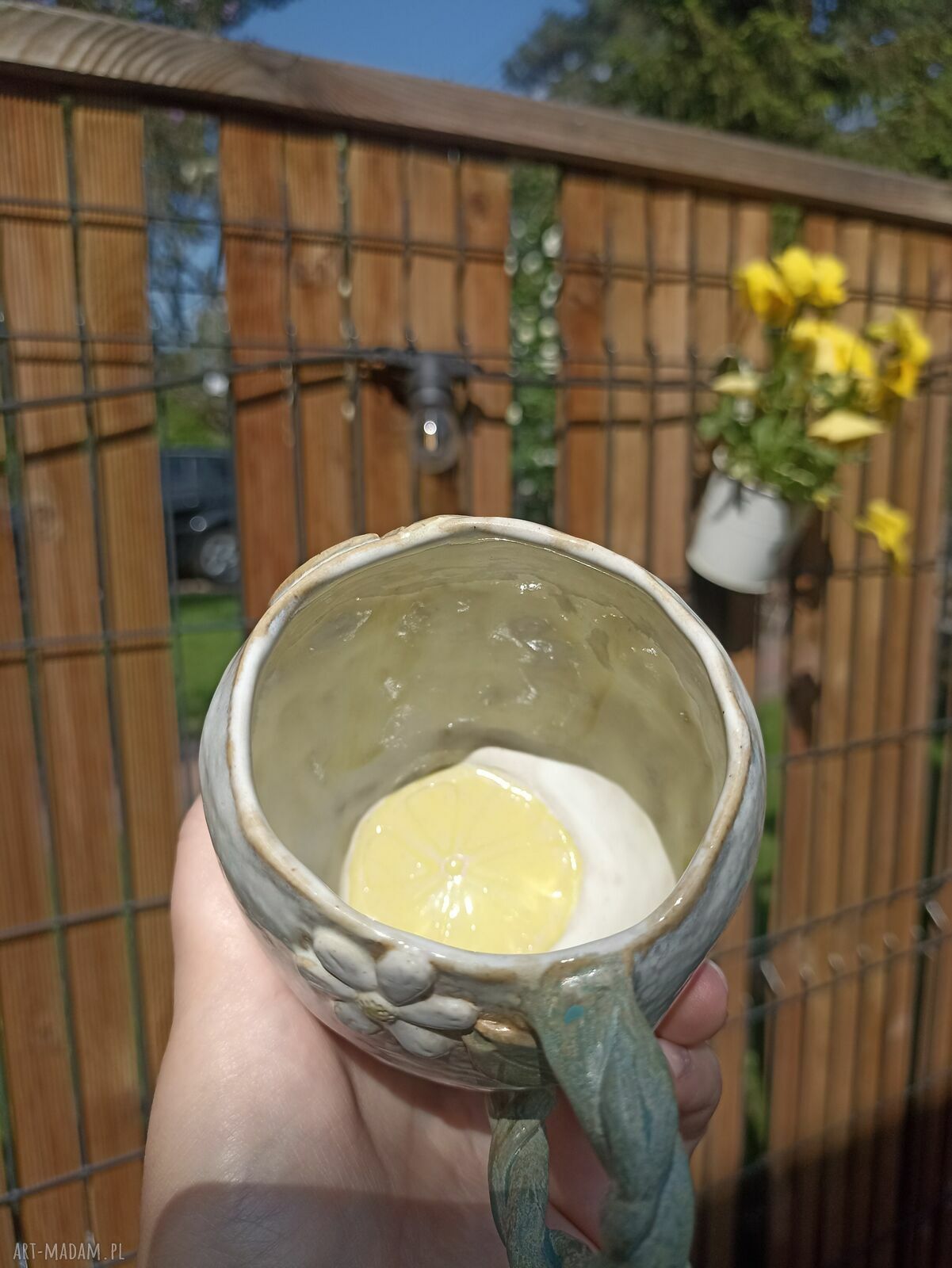 Pękaty kubek ceramiczny z cytryną handmade