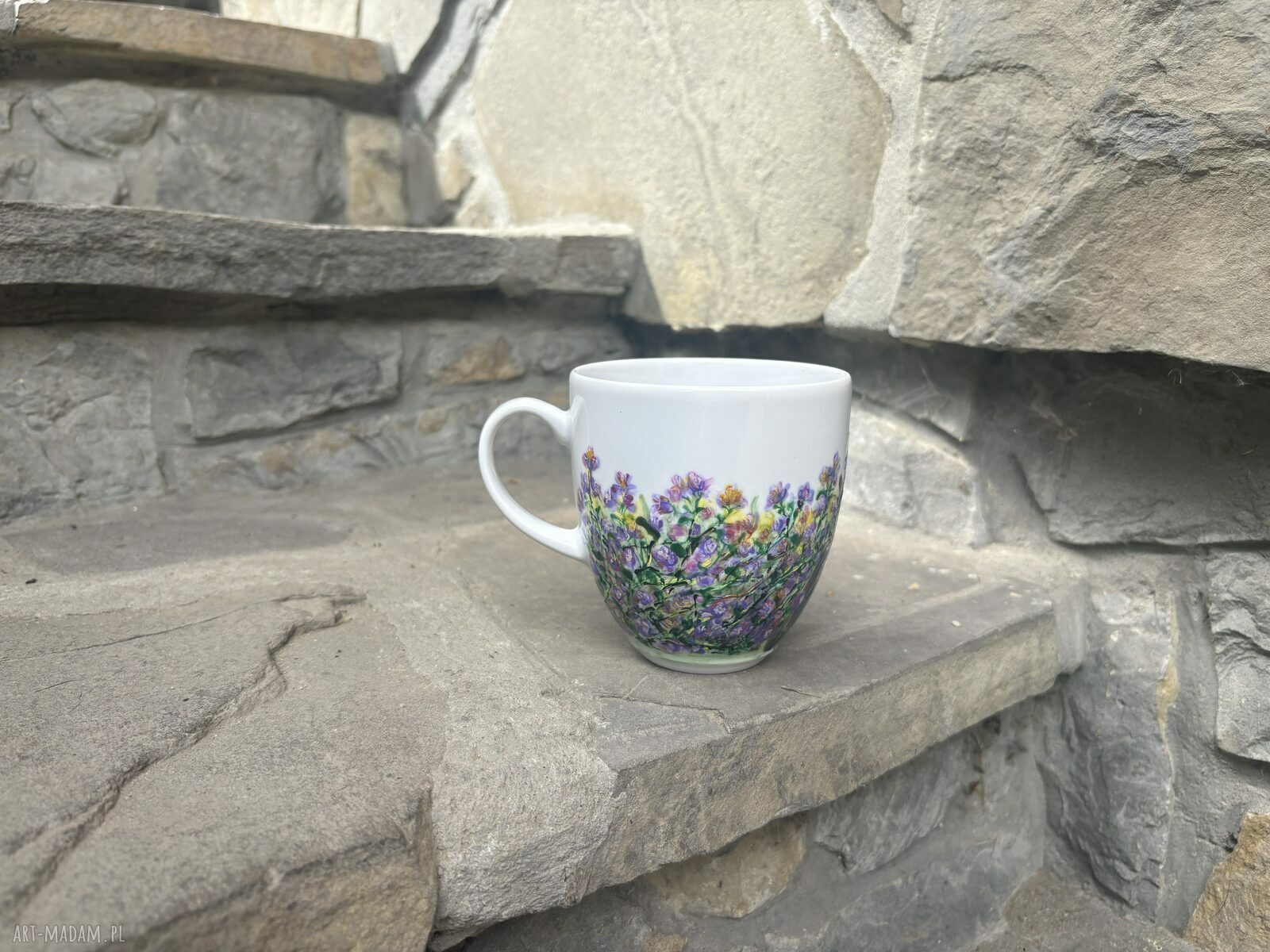 Porcelanowy kubek ręcznie malowany Kot w ogrodzie (300 ml)