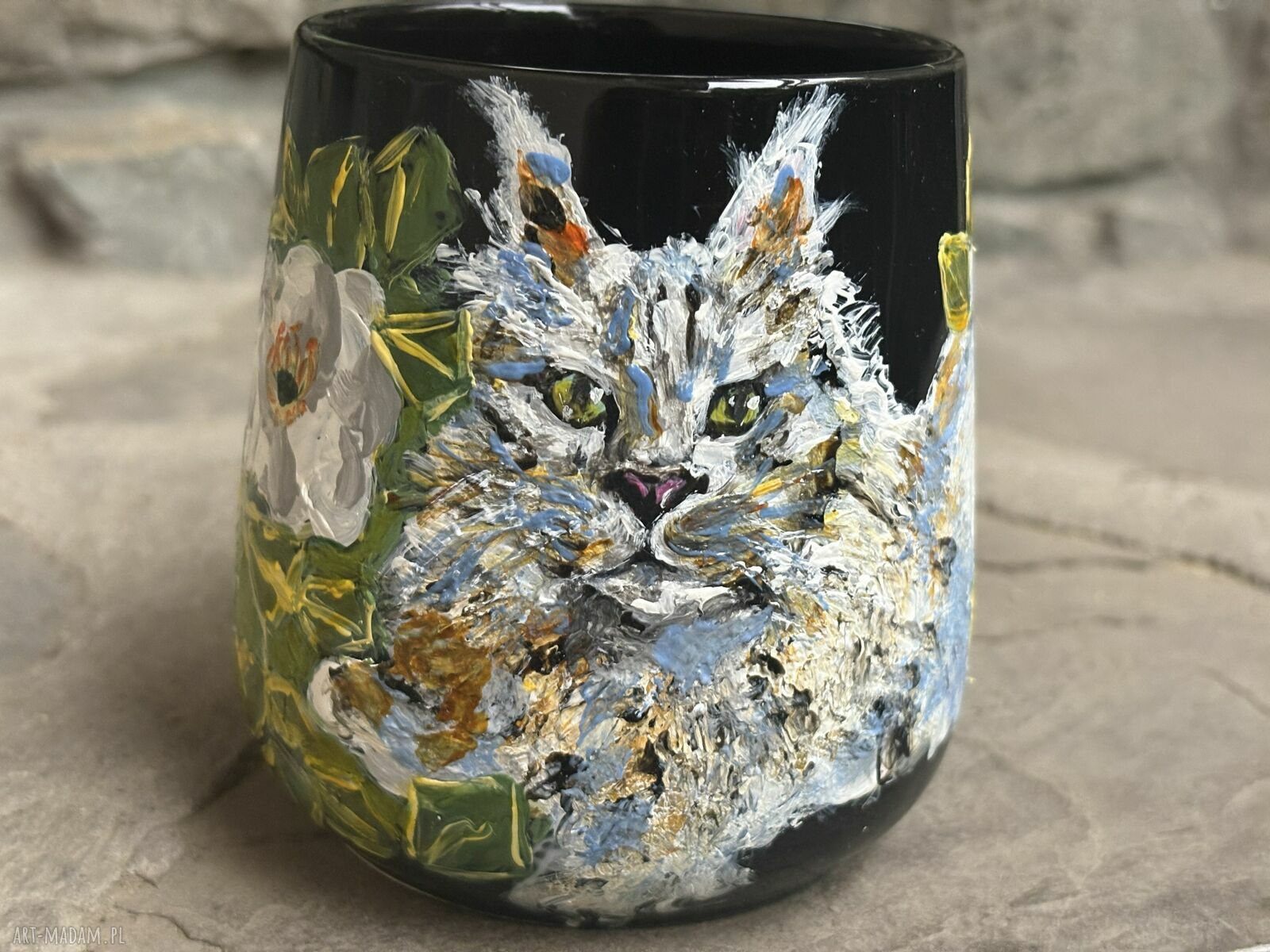 Porcelanowy kubek ręcznie malowany Kot Maine coon w dzikiej róży - 380 ml