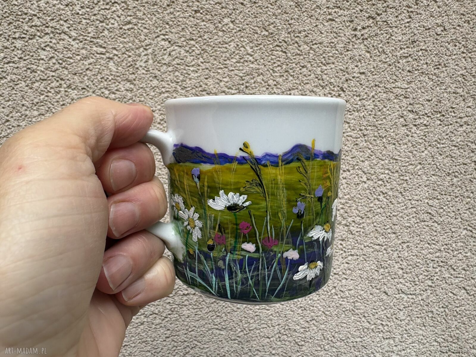 Porcelanowy kubek ręcznie malowany w polne kwiaty