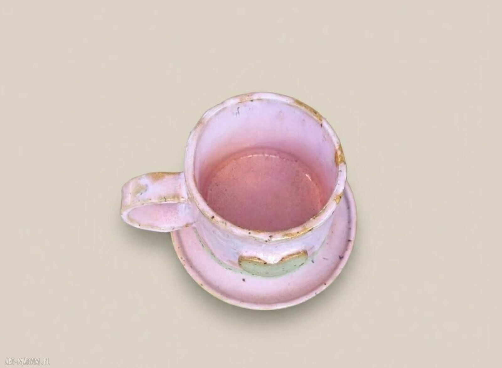 Różowy kubek ceramiczny z sercem i podstawką