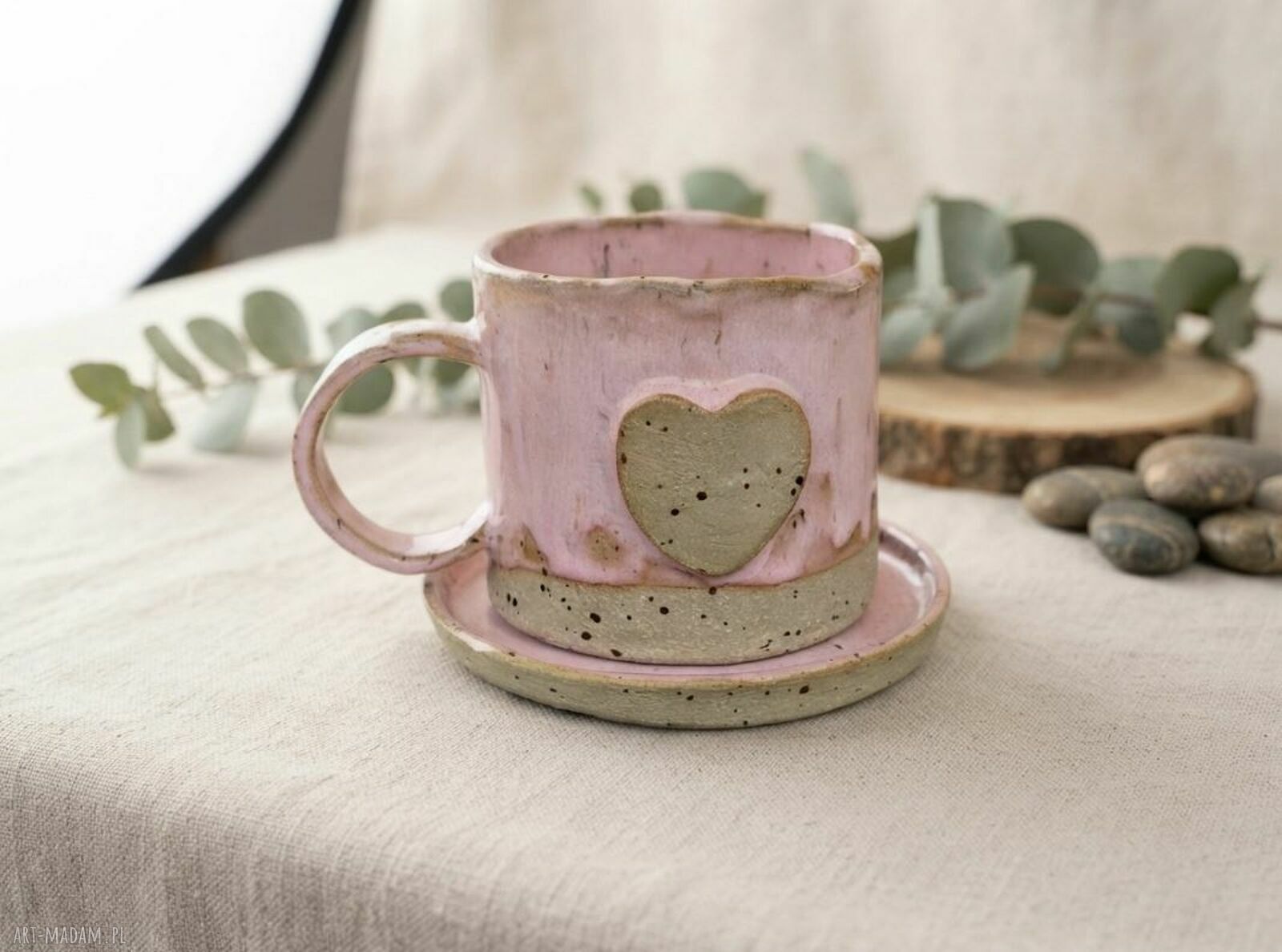 Różowy kubek ceramiczny z sercem i podstawką