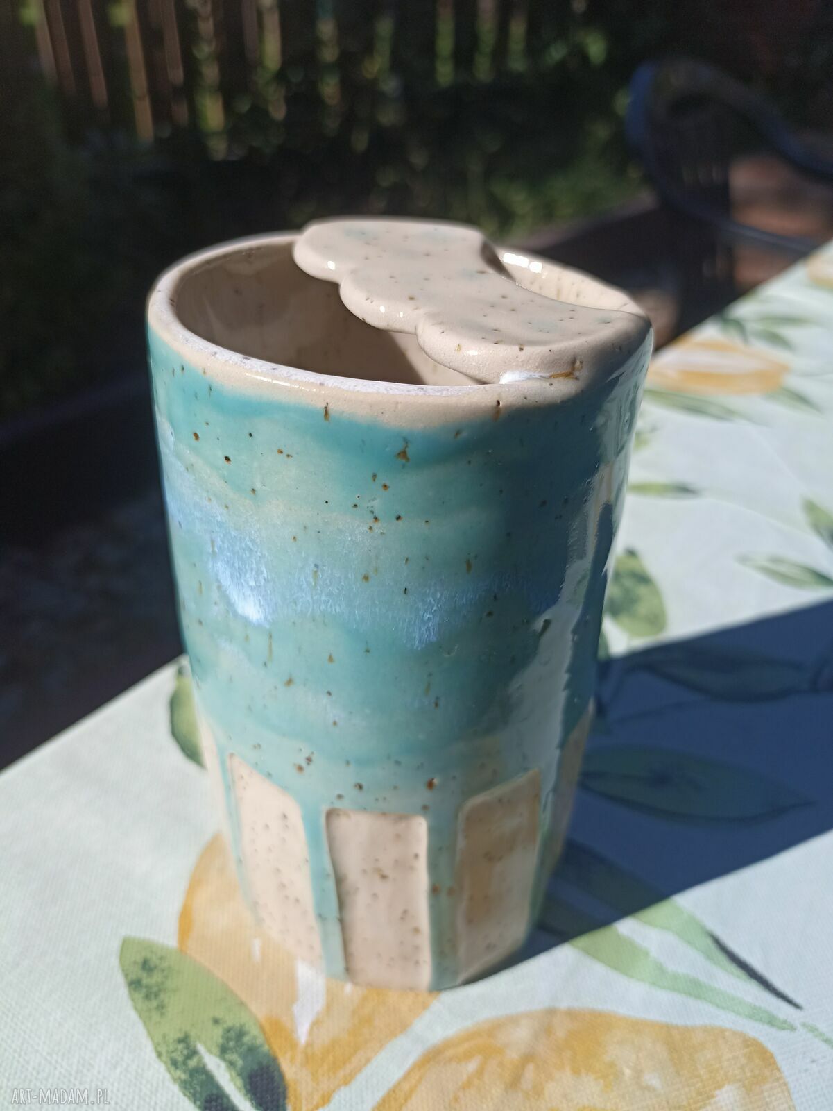 Turkusowy kubek travel do kawy, matchy i zimnych napojów