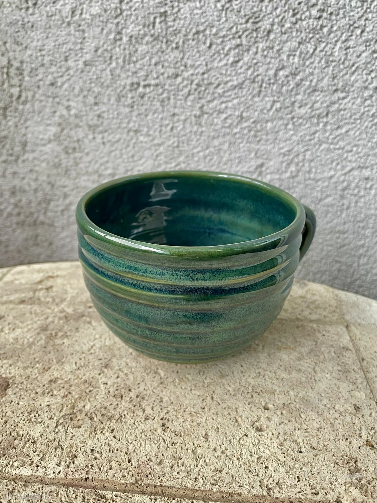 Kubek w prążki z zielonym szkliwem - handmade z pracowni Samaso