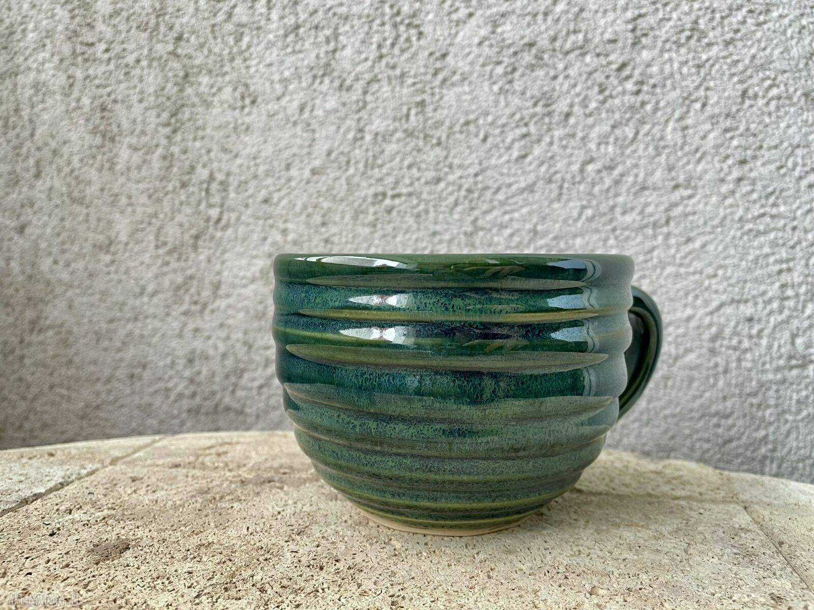 Kubek w prążki z zielonym szkliwem - handmade z pracowni Samaso