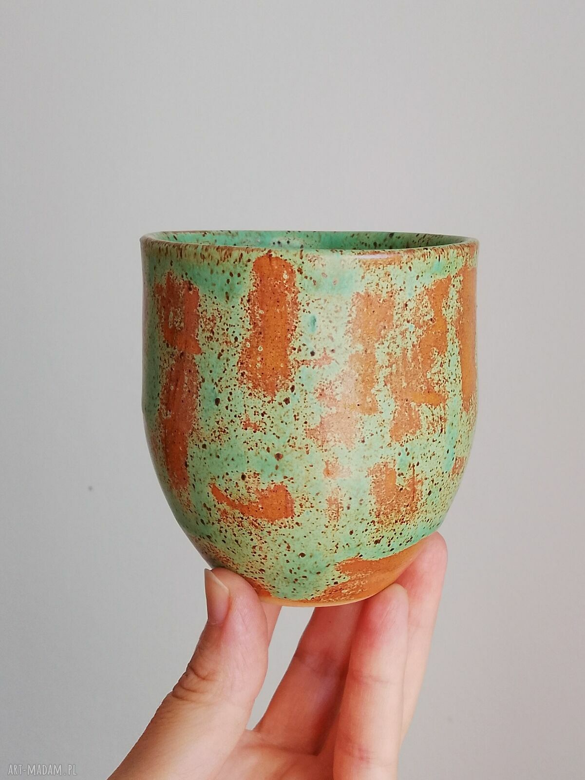 Ręcznie robiony kubek ceramiczny z muchomorem bez ucha