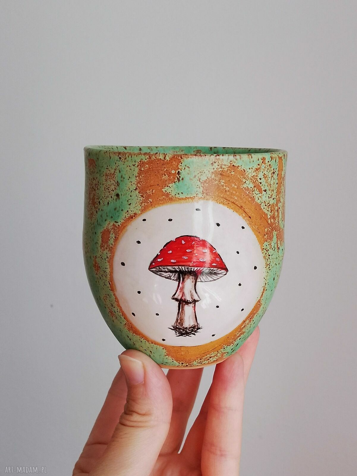 Ręcznie robiony kubek ceramiczny z muchomorem bez ucha