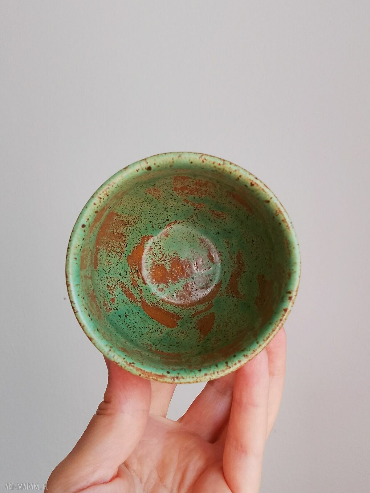 Ręcznie robiony kubek ceramiczny z muchomorem bez ucha