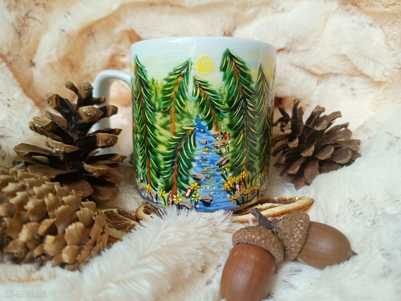 Kubek z wilkiem w baśniowym pejzażu - rękodzieło 270 ml