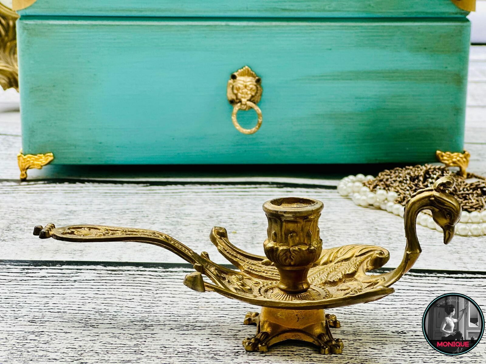 Kufer boho na biżuterię z mandalą - złote dodatki i orient chic