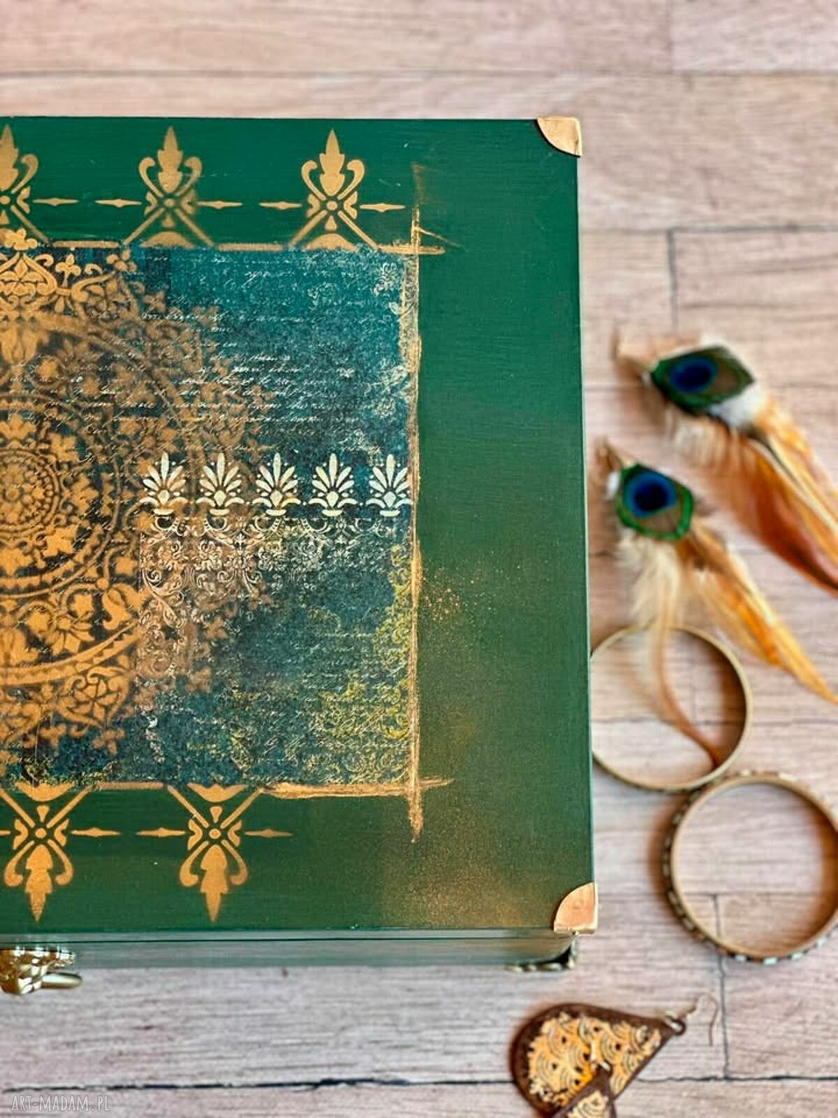 Zielony kufer boho na biżuterię z mandalą i złotymi dodatkami