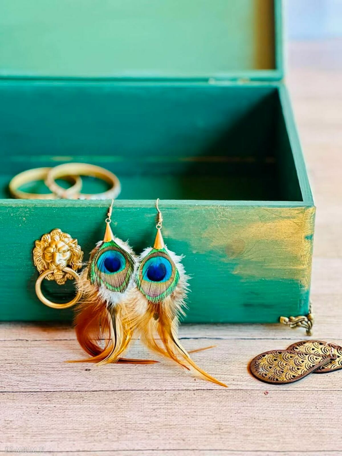 Zielony kufer boho na biżuterię z mandalą i złotymi dodatkami