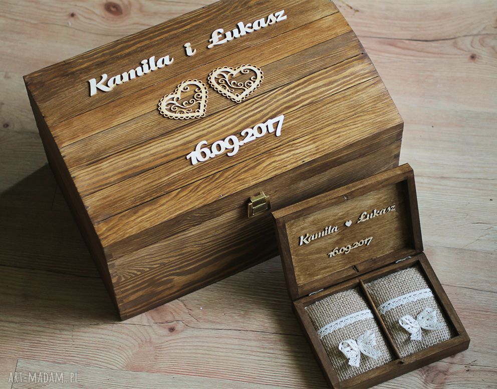Kufer i pudełko na obrączki ślubne z sercami