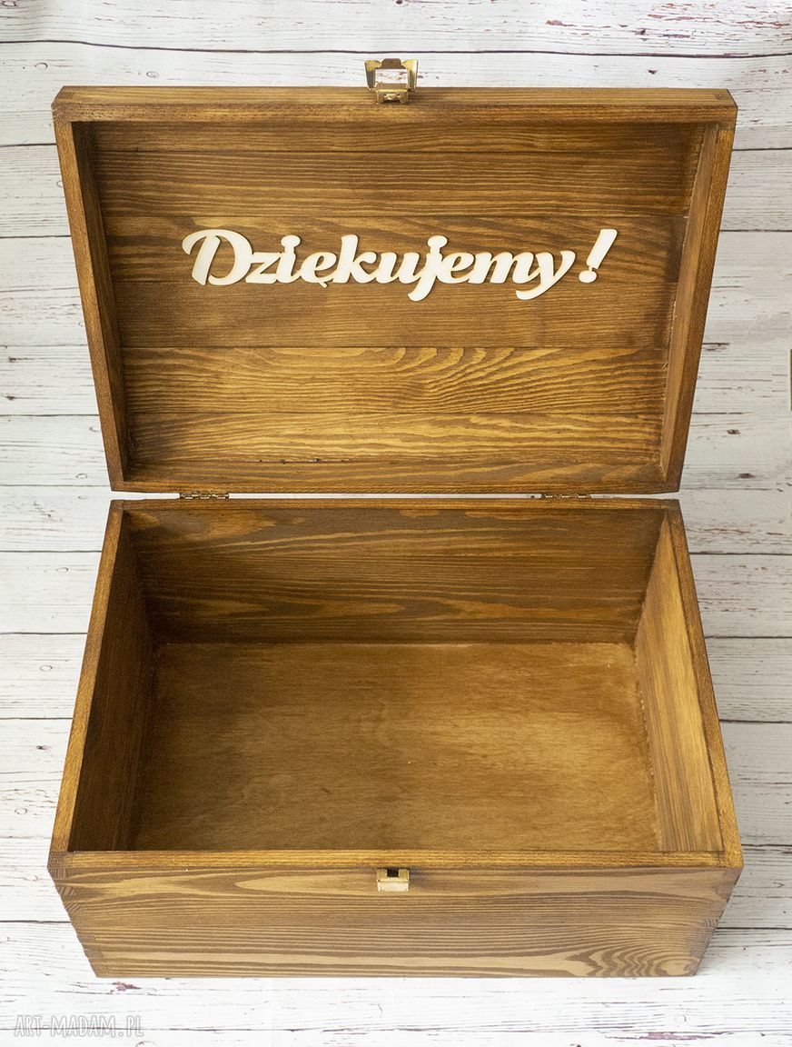 Drewniany kufer na koperty ślubne z ażurowym sercem