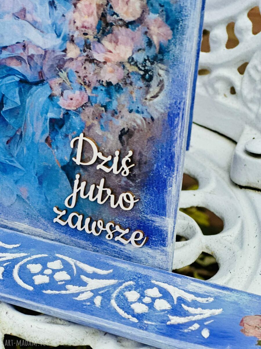 Kufer w kształcie książki - motyw kobiety i zakładka gratis