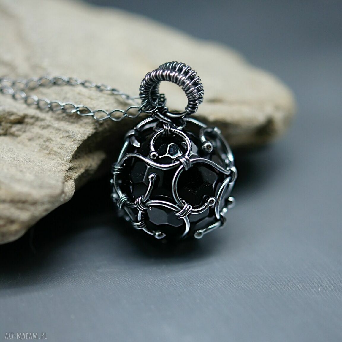 Wisiorek z czarnego onyksu "Fionwe 6" - wire wrapping w ciemnym srebrze