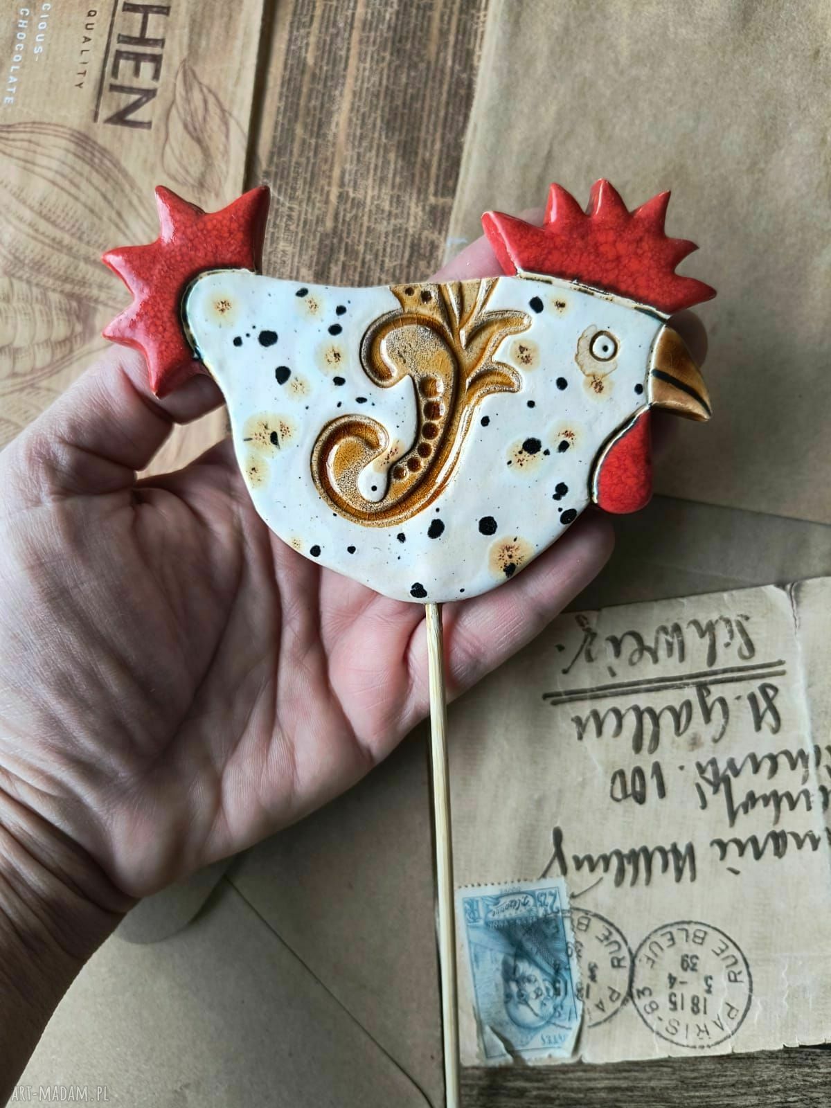 Kura nakrapiana na piku - ceramiczna ozdoba na Wielkanoc