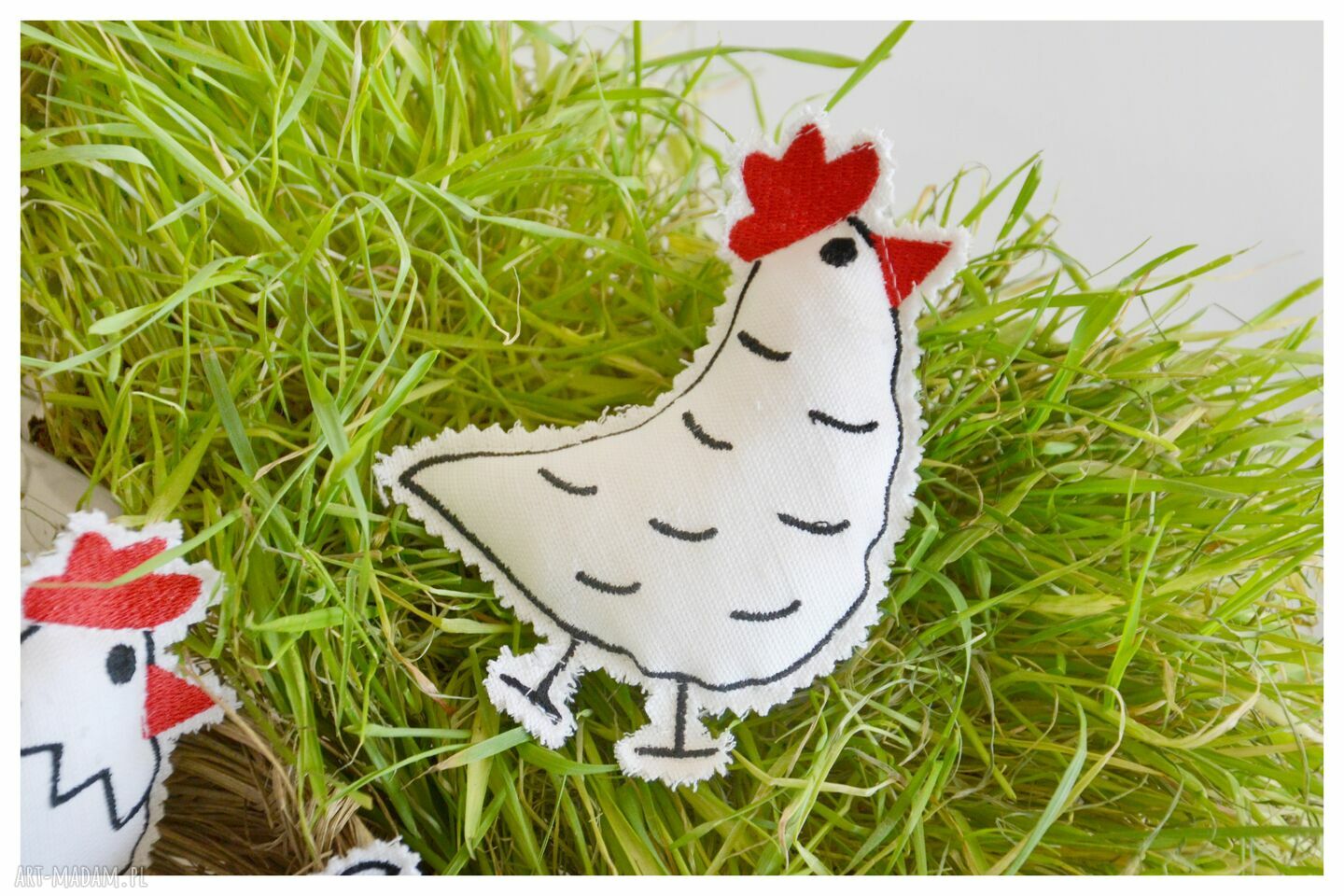 Kurka wielkanocna do koszyczka - haftowana ozdoba handmade z lnu