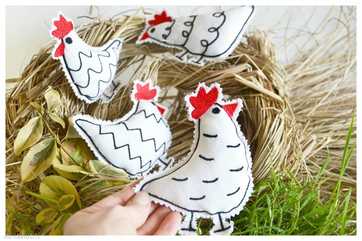 Kurka wielkanocna do koszyczka - haftowana ozdoba handmade z lnu