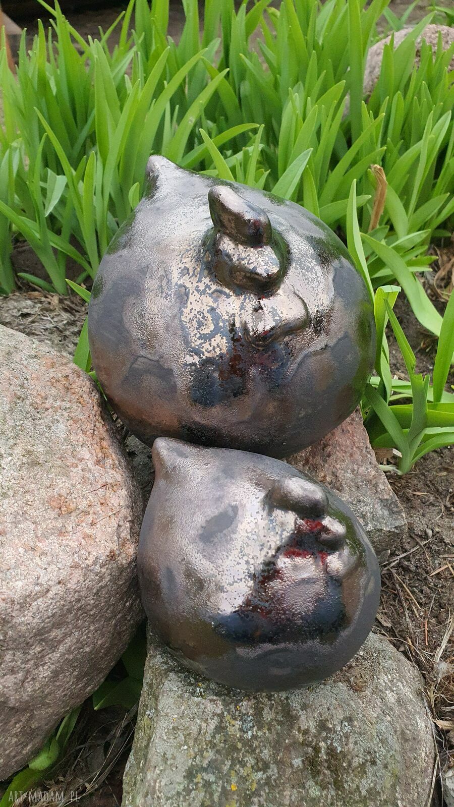 Ceramiczne kurki w komplecie - większa i mniejsza ze szkliwem „stare złoto”