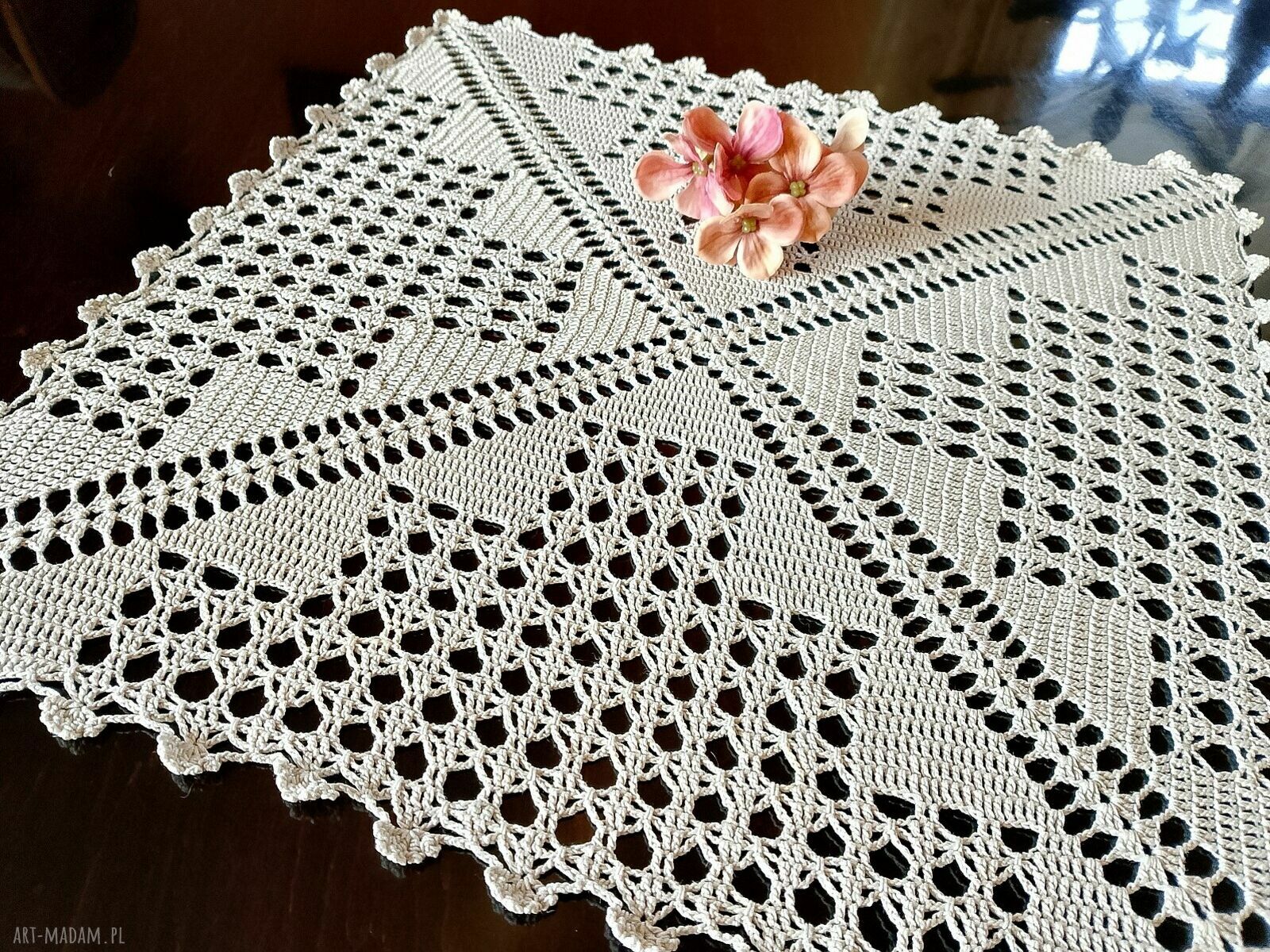 Kwadratowa serwetka szaro-beżowa 45x45 cm - ręcznie z kordonka