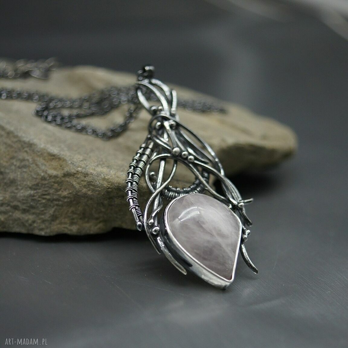 Ręcznie robiony wisior z kwarcem różowym „Nereb” - oksydowane srebro i wire wrapping
