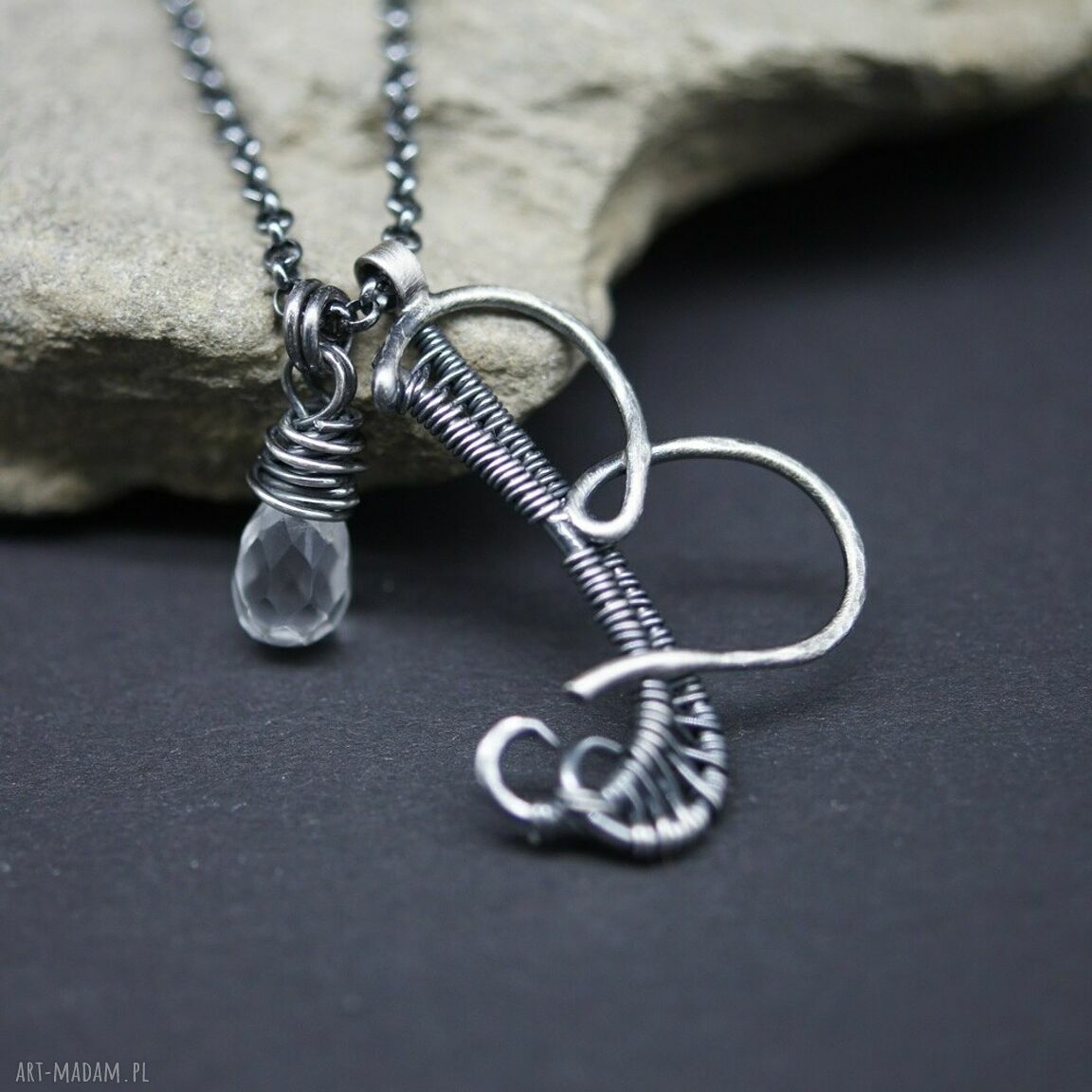 Srebrny wisiorek z kwarcem - litera B w technice wire wrapping