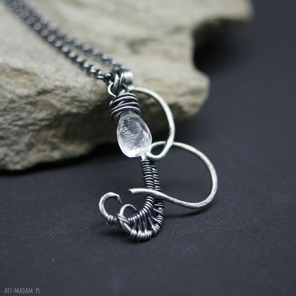 Srebrny wisiorek z kwarcem - litera B w technice wire wrapping