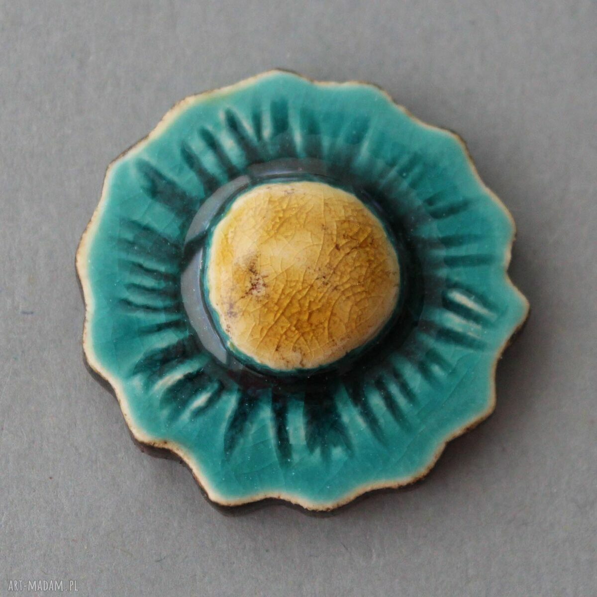 Kwiat-broszka ceramiczna - minimalistyczny akcent w turkusie i beżu