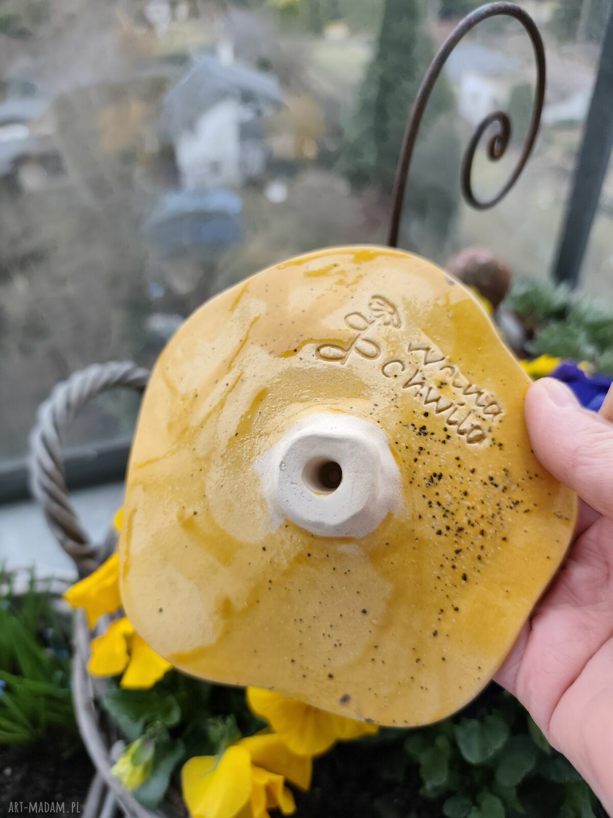 Kwiat ceramiczny - poidełko dla owadów na tyczce bambusowej