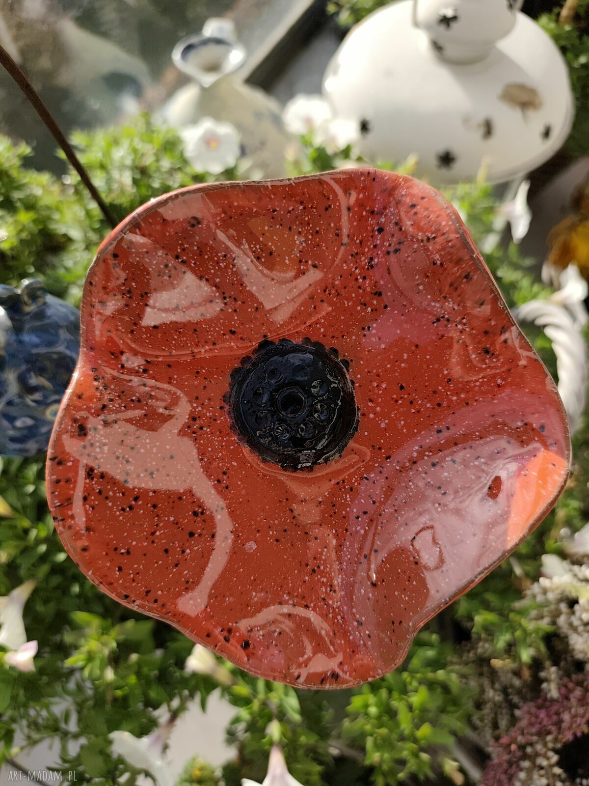 Czerwony kwiat ceramiczny na patyku - jesienny prezent, który nie zwiędnie