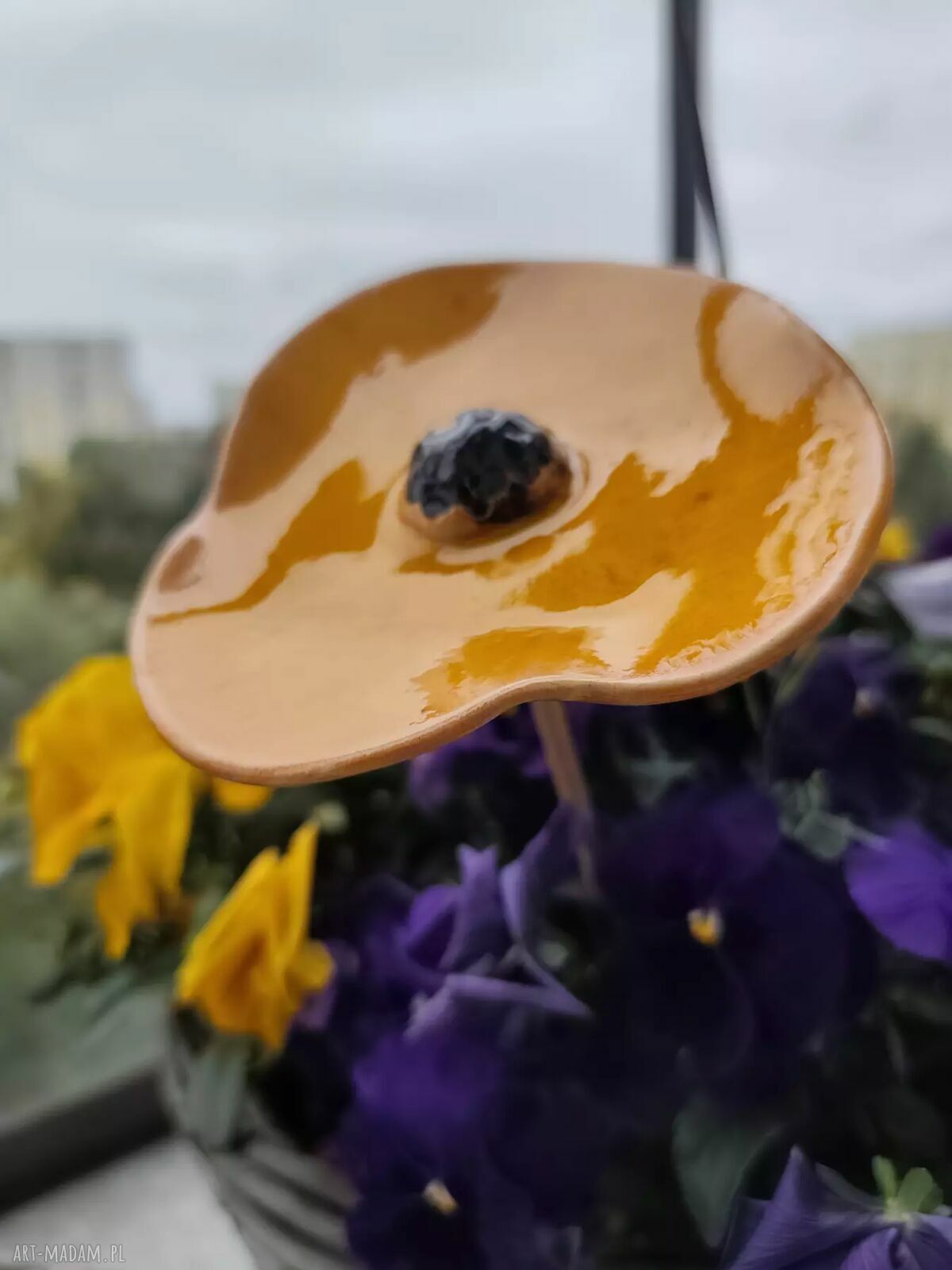 Morelowy kwiat ceramiczny do ogrodu - ręcznie robiona dekoracja