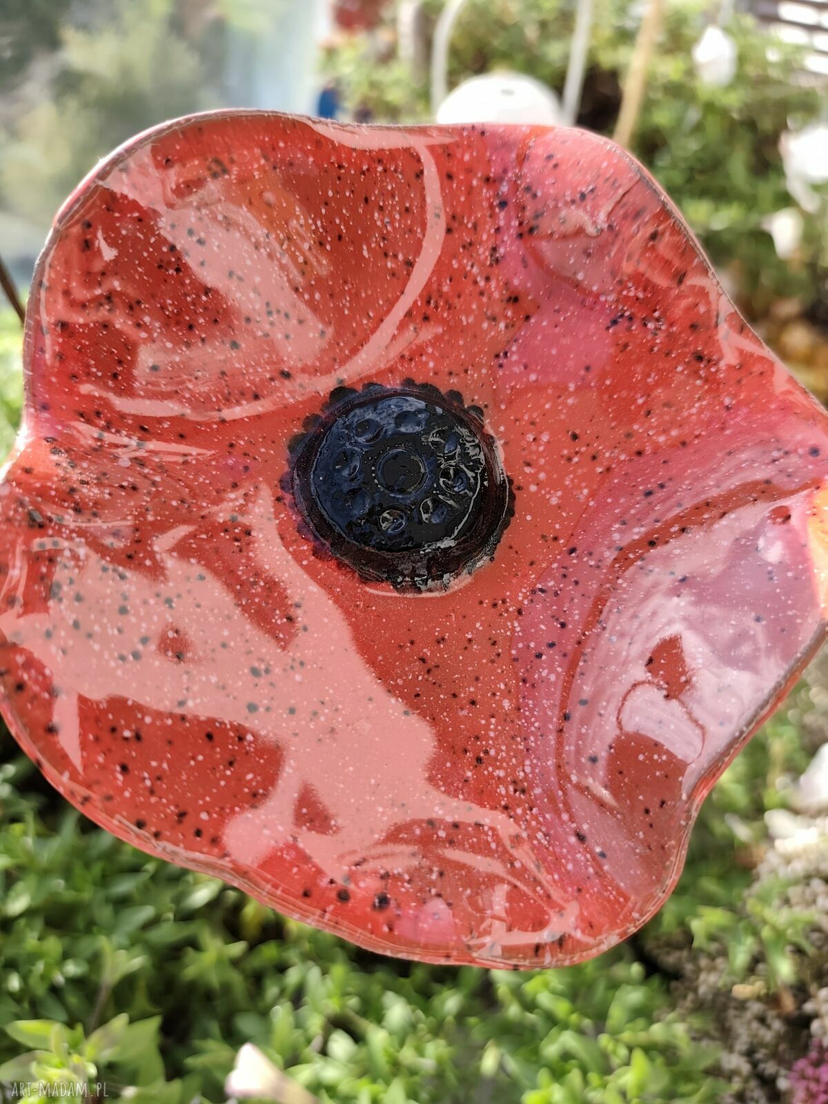 Czerwony kwiat ceramiczny na patyku - jesienny prezent, który nie zwiędnie