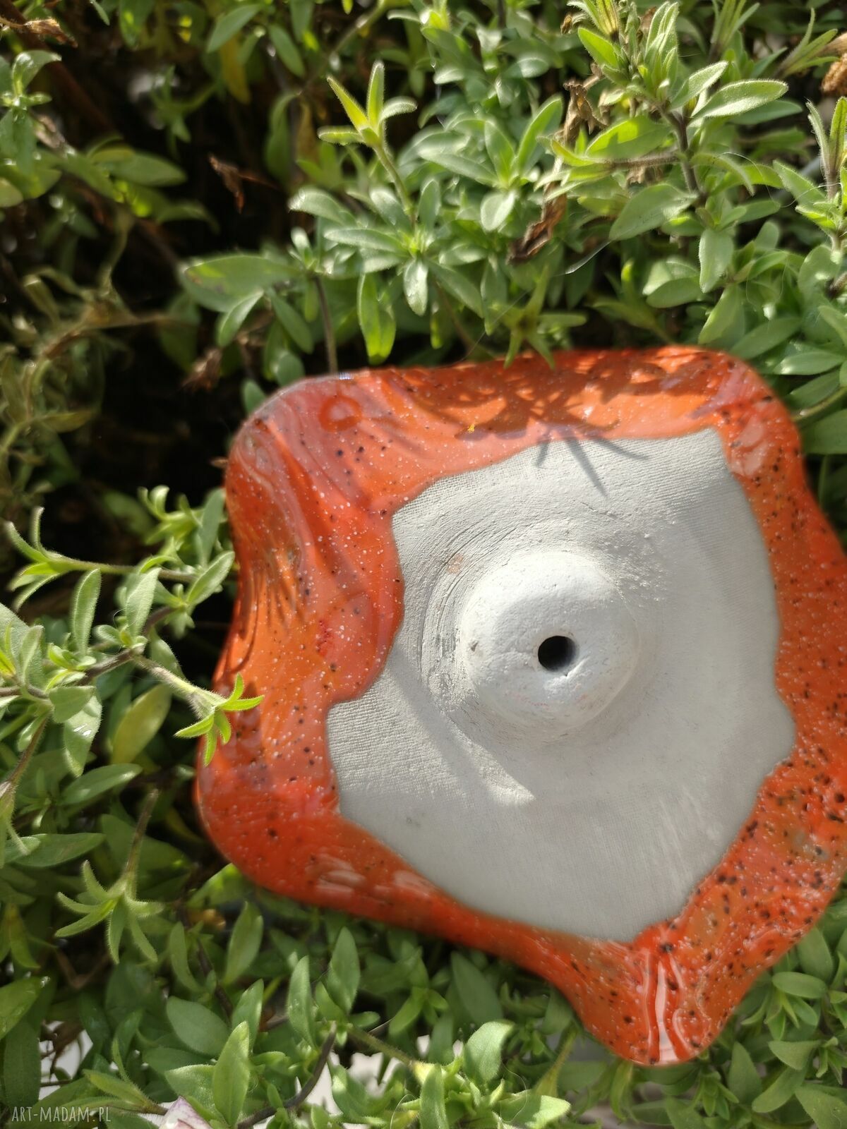 Czerwony kwiat ceramiczny na patyku - jesienny prezent, który nie zwiędnie