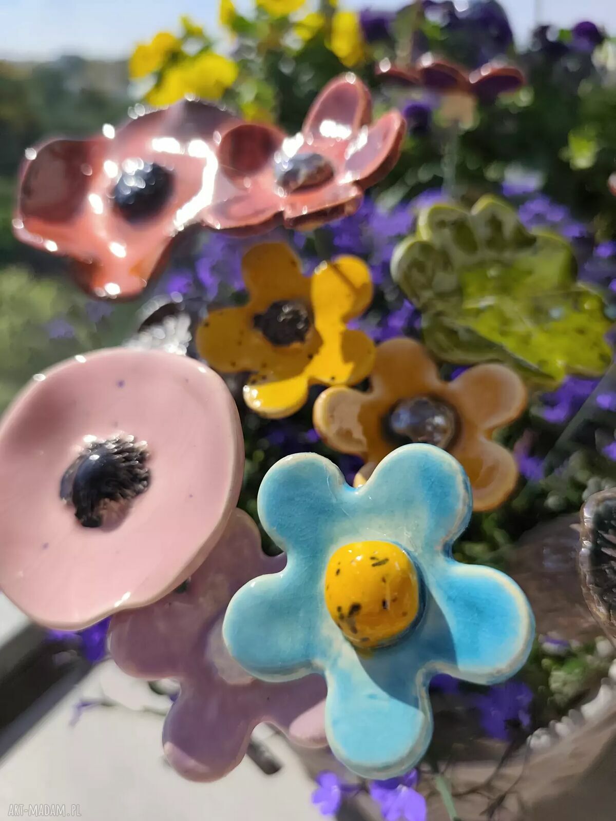 Morelowy kwiat ceramiczny - ręcznie wykonana dekoracja