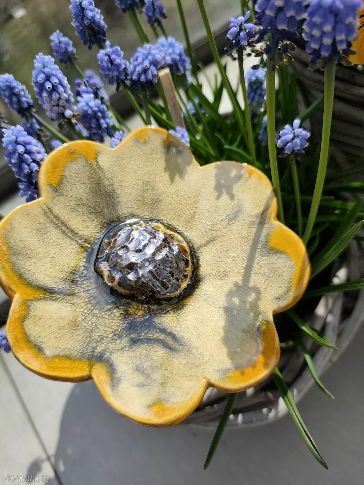 Kwiat ceramiczny poidło - żółte rękodzieło do ogrodu