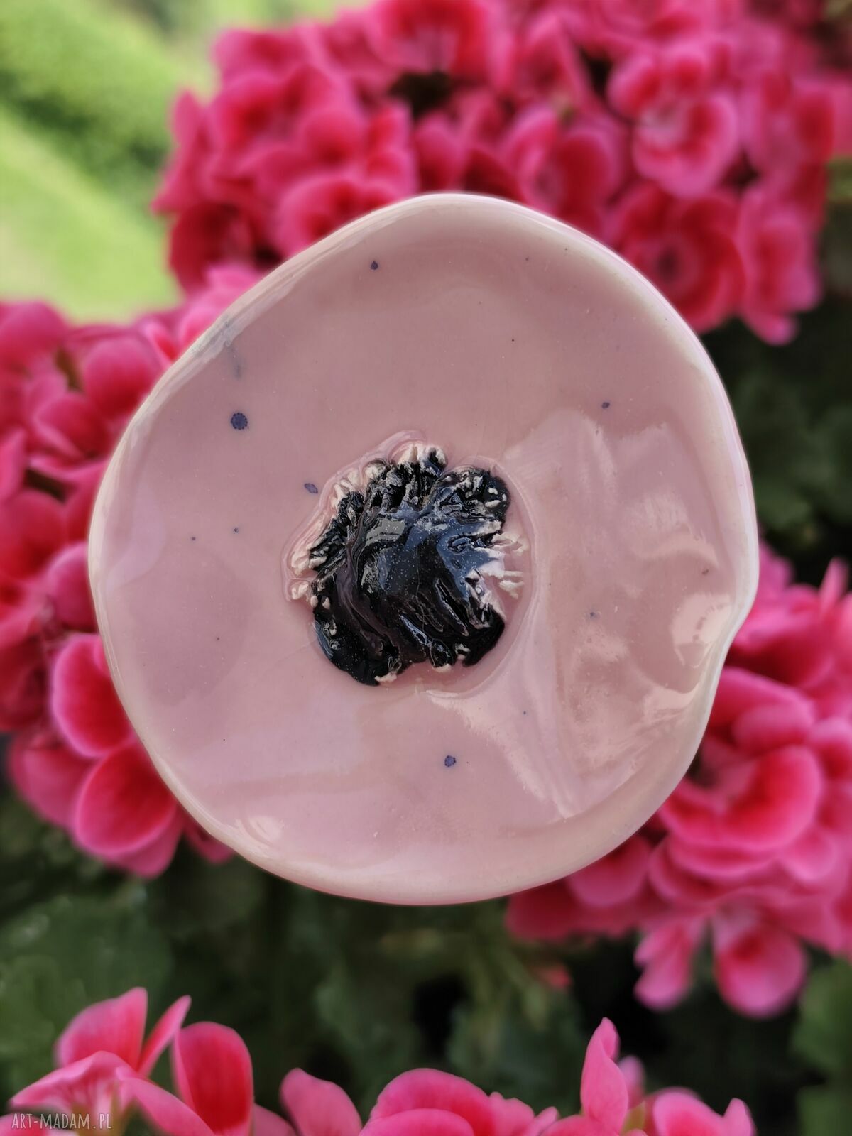 Ręcznie robiony różowy kwiat ceramiczny na druciku 40 cm