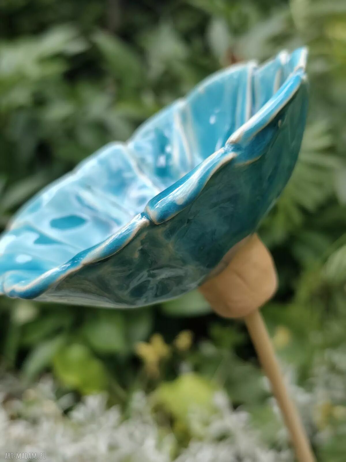 Turkusowy ceramiczny kwiat - poidło do ogrodu