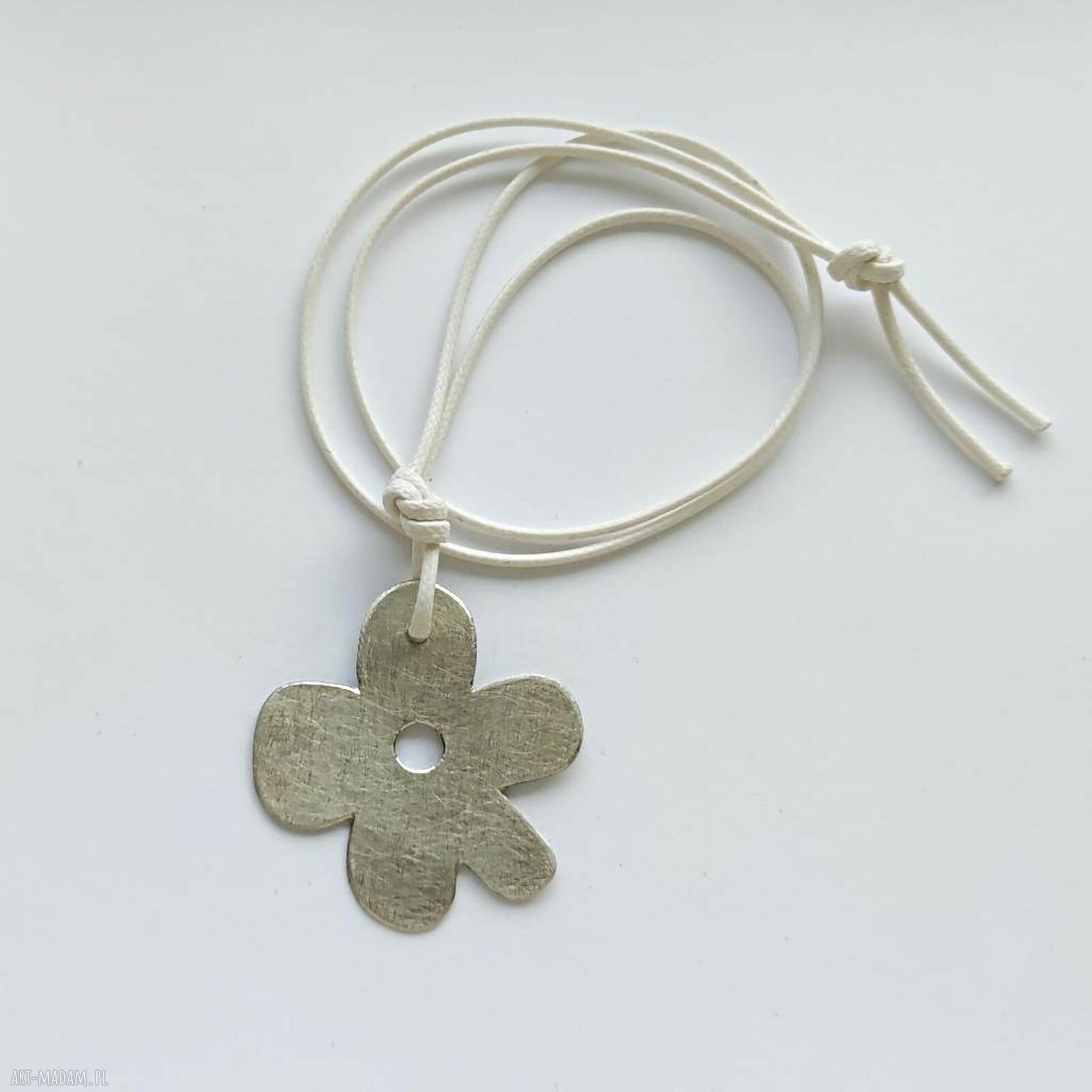Wisiorek Kwiat z zmatowionej alpaki - biała biżuteria handmade