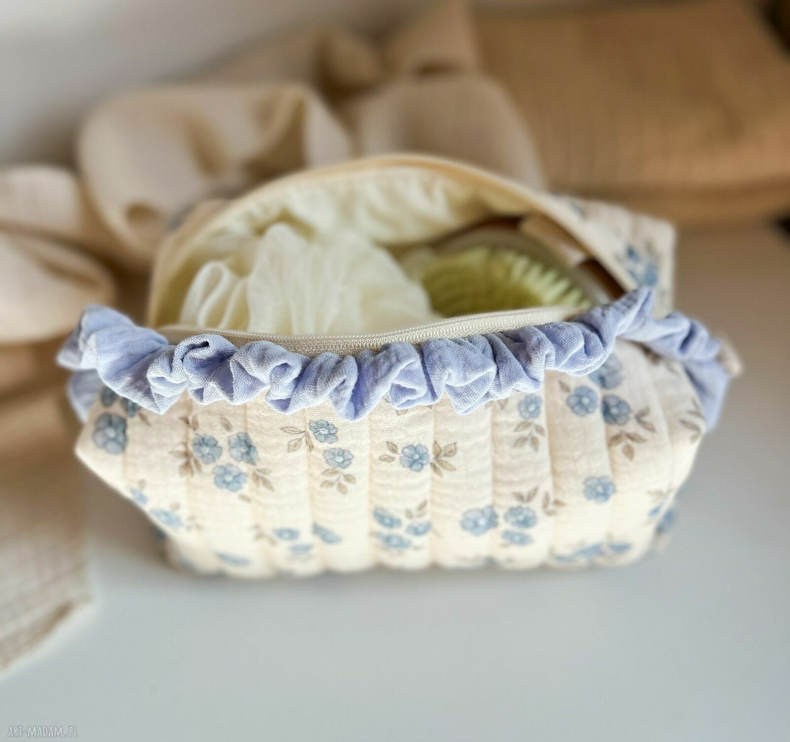 Kwiatowa kosmetyczka z imieniem - elegancki organizer na kosmetyki